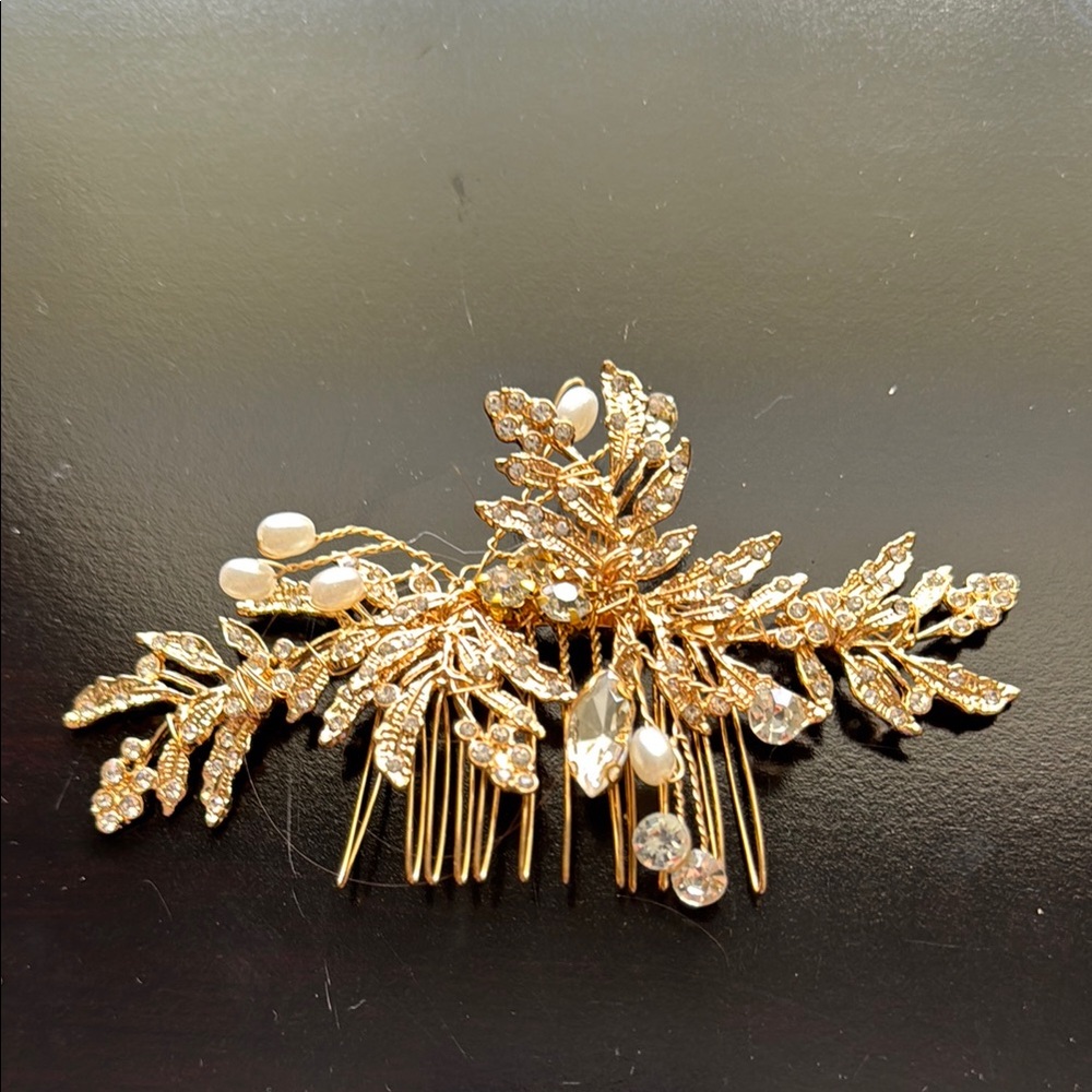 Elegant Gold Hair Comb with Crystal Accents